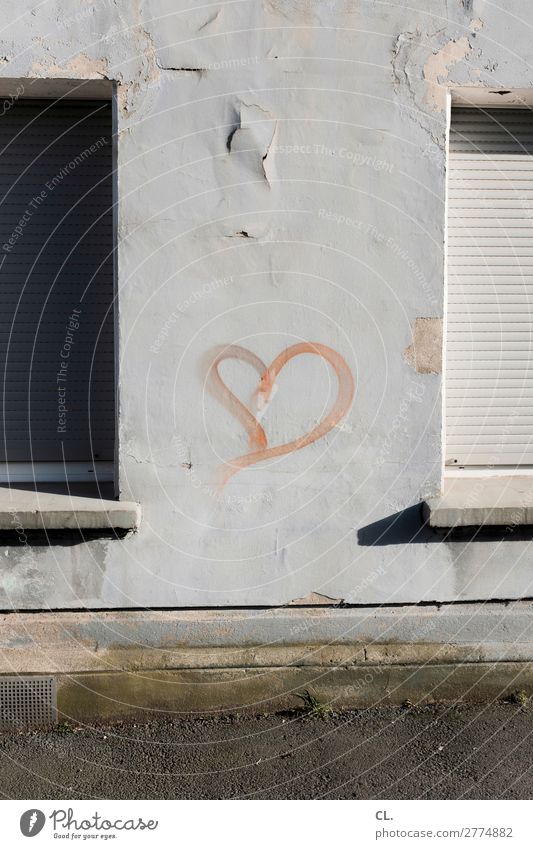 herz auf wand Menschenleer Haus Mauer Wand Fenster Wege & Pfade Jalousie Zeichen Graffiti Herz alt kaputt Verfall Wandel & Veränderung Häusliches Leben Farbfoto