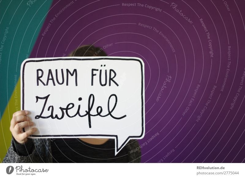 Sprechblase | Raum für Zweifel Mensch feminin Frau Erwachsene Zeichen Schriftzeichen Schilder & Markierungen Hinweisschild Warnschild festhalten Zukunftsangst