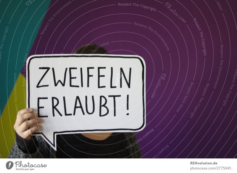 Zweifeln erlaubt - Sprechblase Zentralperspektive Schwache Tiefenschärfe Unschärfe Tag Innenaufnahme Farbfoto Raum Christentum Religion & Glaube violett Text