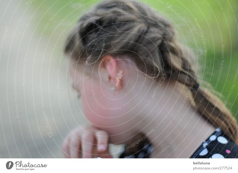 Hiddensee | Nicht jetzt. Mensch feminin Kind Kindheit Leben Kopf Haare & Frisuren Ohr Hand 1 8-13 Jahre Garten Park Wiese Bewegung Farbfoto Gedeckte Farben