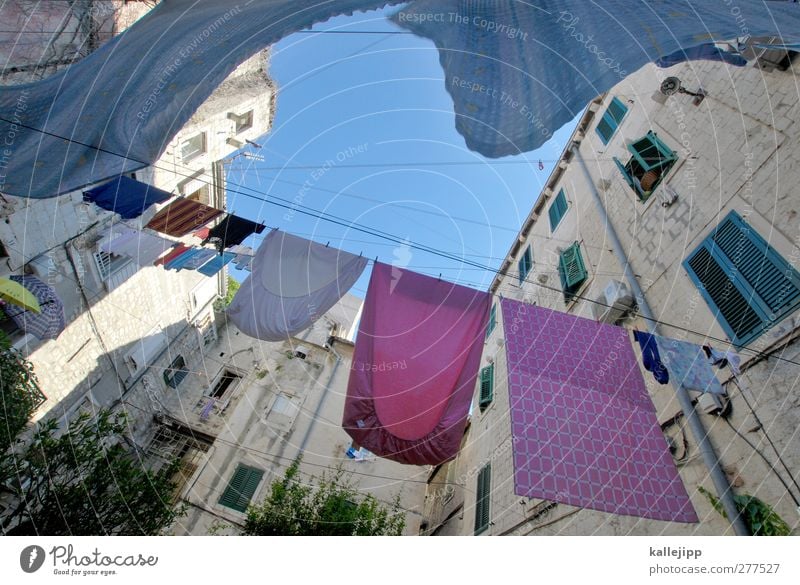 das bisschen haushalt Stadt Altstadt Haus Mauer Wand Fenster Bekleidung Stoff frisch rosa Wäsche Wäscheleine trocknen Wäscheklammern Innenhof Himmel (Jenseits)