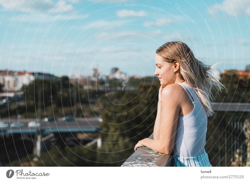 junge Frau auf Balkon Lifestyle Freude Glück schön Zufriedenheit Erholung Freizeit & Hobby Sommer Student Junge Frau Jugendliche Erwachsene Brücke blond