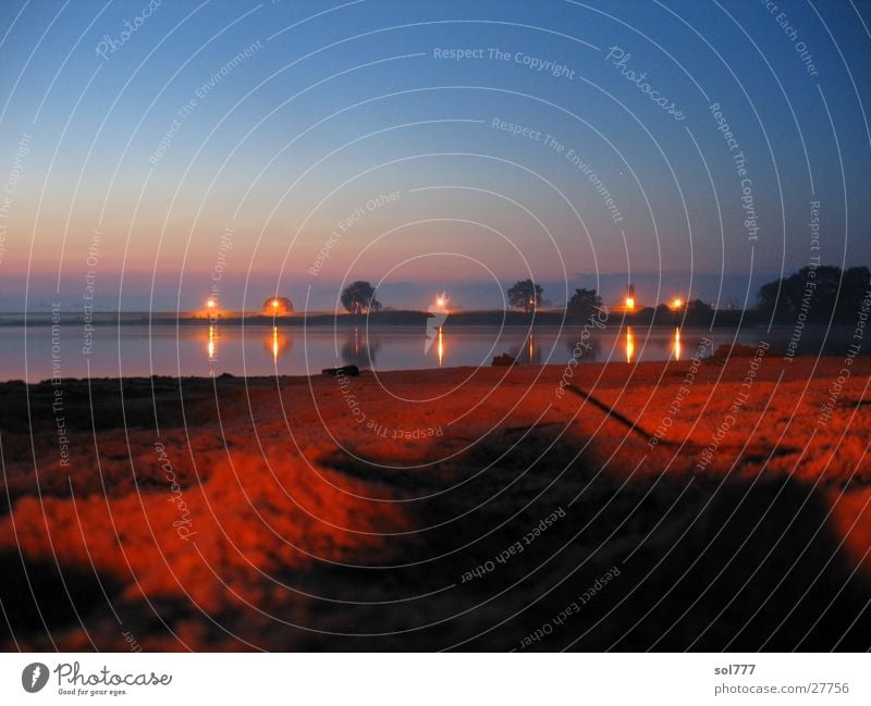 aufziehender nebel elbe Nacht unheimlich Haus Strand Langzeitbelichtung Elbe Fluss Licht