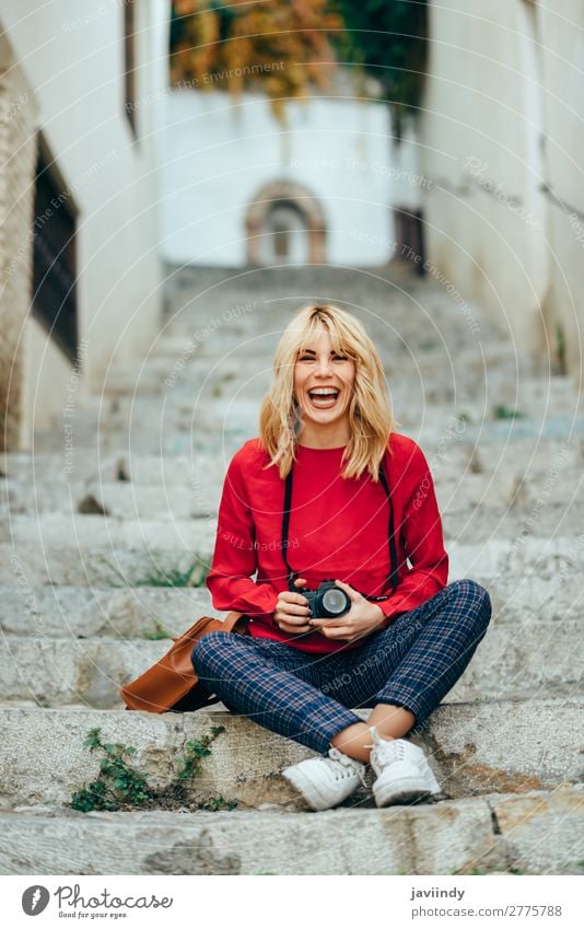 Frau fotografiert mit einer alten Kamera Lifestyle Stil Glück schön Haare & Frisuren Freizeit & Hobby Ferien & Urlaub & Reisen Tourismus Fotokamera Mensch