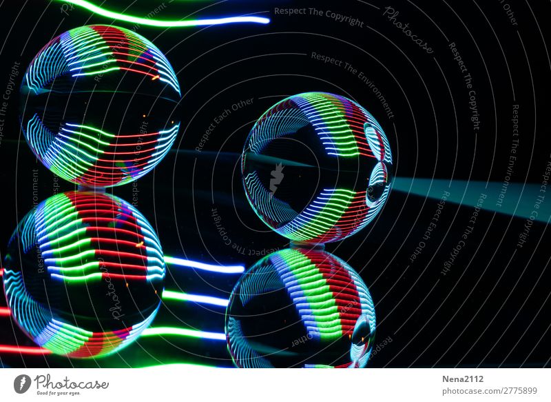 ein Kessel Buntes | Reflexionen Kunst rund mehrfarbig Kugel Glaskugel Reflexion & Spiegelung Lichtmalerei Leuchtdiode Farbfoto Innenaufnahme Studioaufnahme