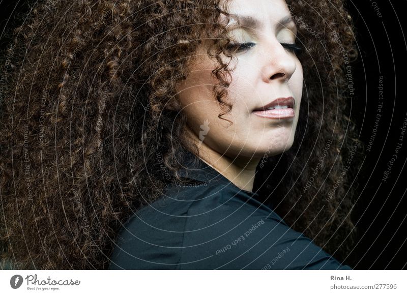 Relax Mensch Frau Erwachsene Gesicht 1 30-45 Jahre Haare & Frisuren brünett langhaarig Locken Afro-Look Erholung Lächeln träumen exotisch schön Zufriedenheit