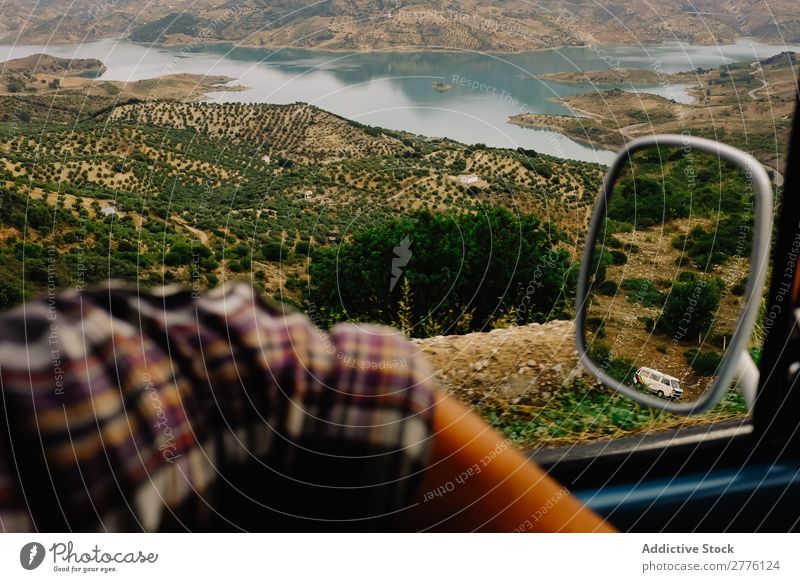 Getreideperson, die im Auto unterwegs ist. PKW Landschaft reisend Berge u. Gebirge Gelände Mensch Fernweh träumen Reisender Reflexion & Spiegelung Verkehr