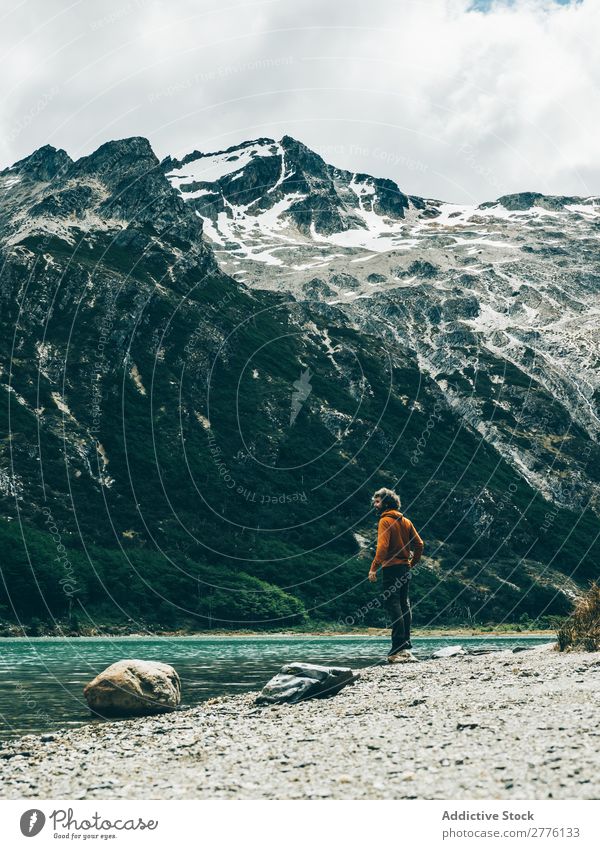 Reisender auf dem See in den Bergen Mensch Berge u. Gebirge abgelegen träumen Felsen ruhig Natur Ferien & Urlaub & Reisen malerisch Tourismus Idylle Landschaft