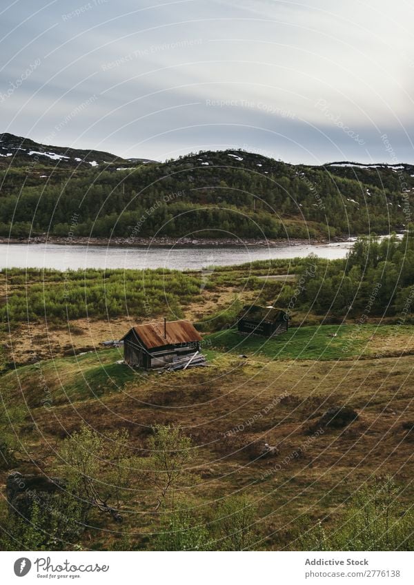 Verlassenes Haus am Ufer in den Bergen Landschaft Berge u. Gebirge alt Aussicht Außenseite Fluss Gebäude Fernweh Idylle ländlich rustikal Gelände Natur ruhig