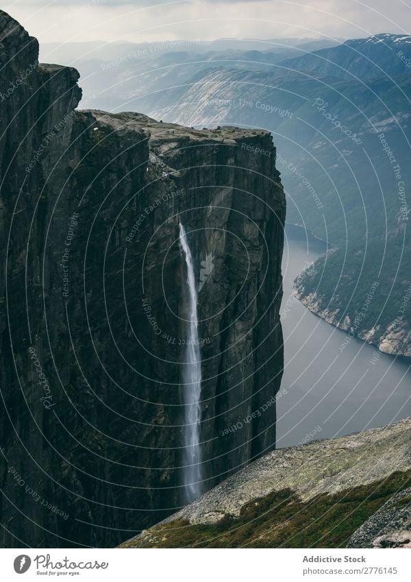 Atemberaubende Aussicht auf riesige Felsen mit Wasserfall Höhe Landschaft dramatisch Freiheit Kaskade Berge u. Gebirge Panorama (Bildformat) Natur strömen