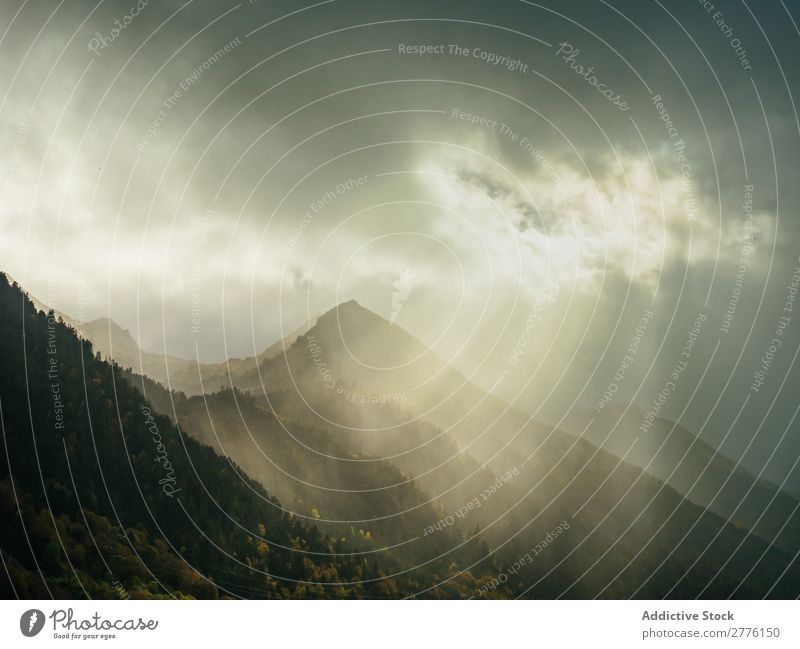 Sonnenstrahlen am düsteren Himmel über den Bergen Berge u. Gebirge Wolken durchdringen Sonnenlicht Himmel (Jenseits) Düne Landschaft Wetter Wolkendecke trist