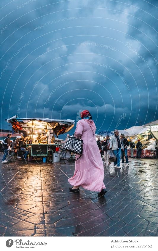 MARRAKECH, MAROKKO - 21. APRIL 2014:Menschen auf dem Marktplatz am Abend Basar einheimisch Kultur Straße Einzelhandel Tradition Tourismus Lager lokal mehrfarbig