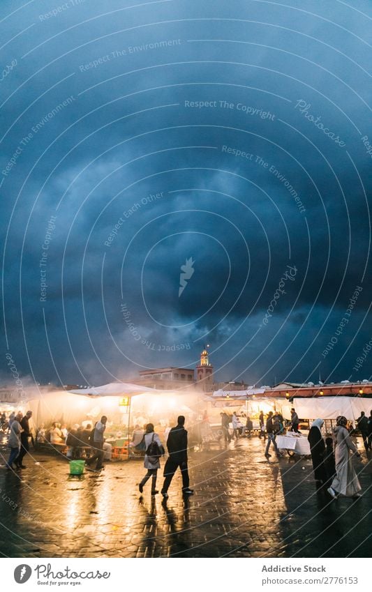 Menschen auf dem Marktplatz am Abend Basar einheimisch Kultur Straße Einzelhandel Tradition Tourismus Lager lokal mehrfarbig heimatlich geschäftlich Dämmerung