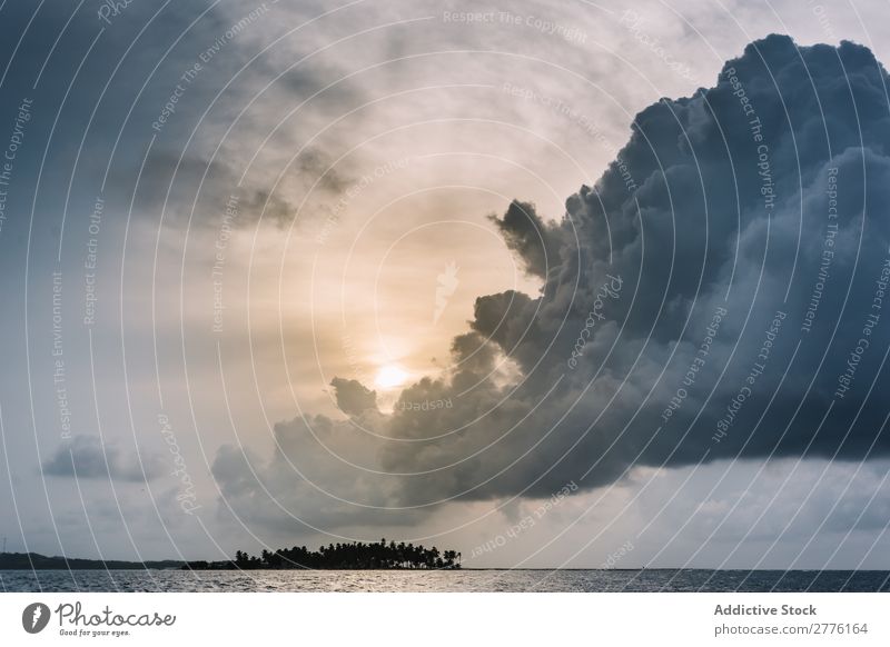 Riesige Gewitterwolke im Meer Wolken Unwetter dramatisch Natur Landschaft Panorama (Bildformat) Wolkenlandschaft Abenddämmerung Umwelt Wetter Himmel natürlich