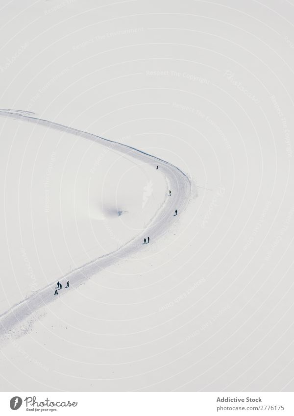 Touristen auf der Schneepiste Gelände Bahn Natur Winter Jahreszeiten Ferien & Urlaub & Reisen Fluggerät Abenteuer unkenntlich Landschaft Ebene Straße Wetter