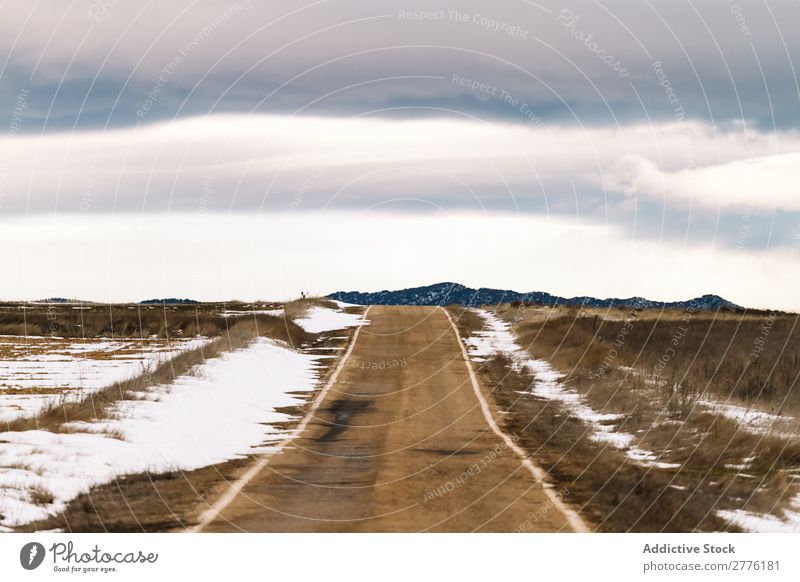 Verschneite Asphaltstraße Straße Feld Schnee Aussicht Landschaft Natur Himmel Ferien & Urlaub & Reisen Wolken ländlich Winter Verkehr Länder Jahreszeiten Weg