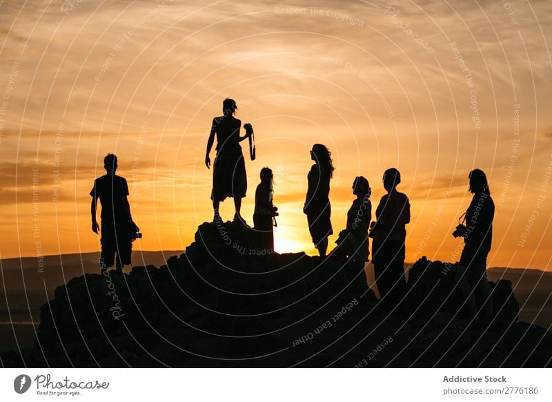 Silhouetten von Menschen in der Wüste Reisende Himmel Ferien & Urlaub & Reisen Landschaft Sommer Sonnenuntergang Panorama (Bildformat) Natur Tourismus Abenteuer