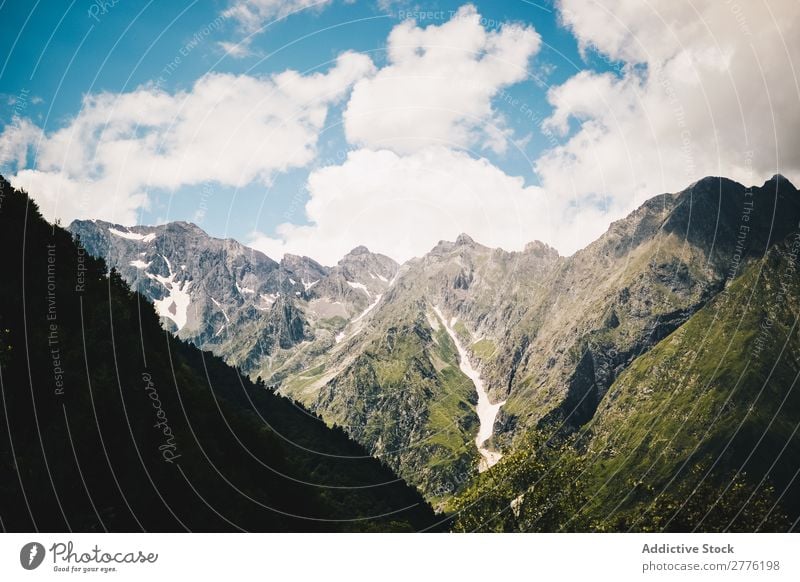 Grüne Berglandschaft Klippe schön grün Berge u. Gebirge Landschaft Wolken Himmel Natur Aussicht wandern alpin Hügel Gipfel Höhe Reinheit friedlich Menschenleer