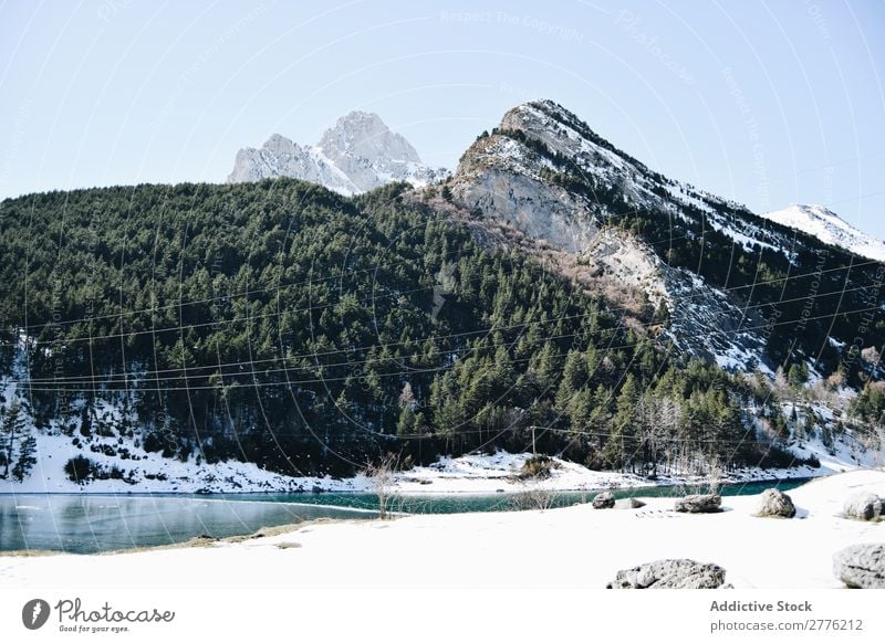 Landschaft des felsigen Berges mit Baumbestand Berge u. Gebirge Fluss Schnee Natur Winter Wasser Wald Himmel Aussicht Hügel natürlich Umwelt Gipfel Menschenleer