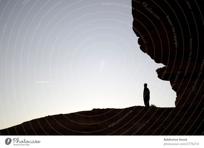 Mann steht in der Nähe der Klippe Himmel Schnee Wanderer Silhouette Berge u. Gebirge schön Landschaft Natur Aussicht wandern alpin Hügel Gipfel Höhe Reinheit