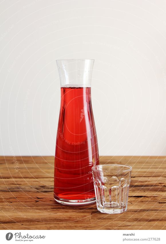 Johannnisbeerensaftschorle Lebensmittel Frucht Getränk trinken Erfrischungsgetränk Limonade Saft rot Karaffen Glas Durst Durstlöscher Johannisbeeren