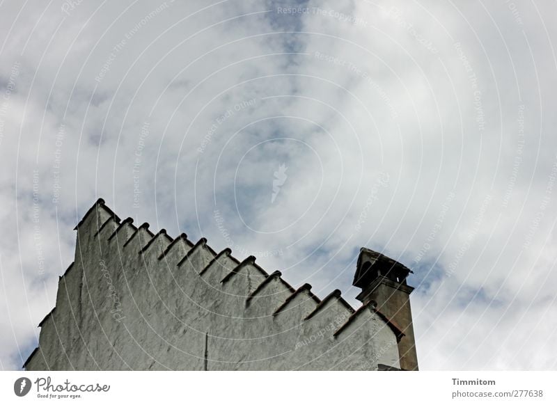 Staffelgiebel Haus Mauer Wand Dach ästhetisch einfach fest grau schwarz weiß Himmel Wolken Farbfoto Gedeckte Farben Außenaufnahme Menschenleer Tag Stufendach