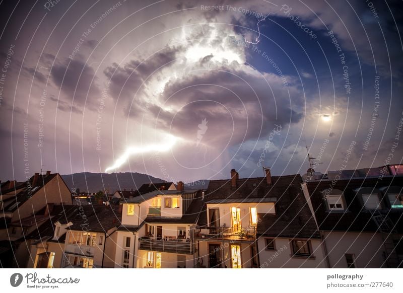 200 | Volltreffer Umwelt schlechtes Wetter Regen Gewitter Blitze Haus Hochhaus gefährlich Abenteuer Freiburg im Breisgau Farbfoto Außenaufnahme Menschenleer