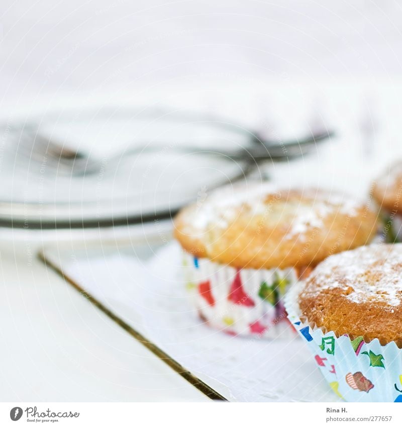 Himbeer-Marzipan Teigwaren Backwaren Muffin Geschirr Teller Gabel hell lecker süß Quadrat Farbfoto Außenaufnahme Textfreiraum oben Schwache Tiefenschärfe