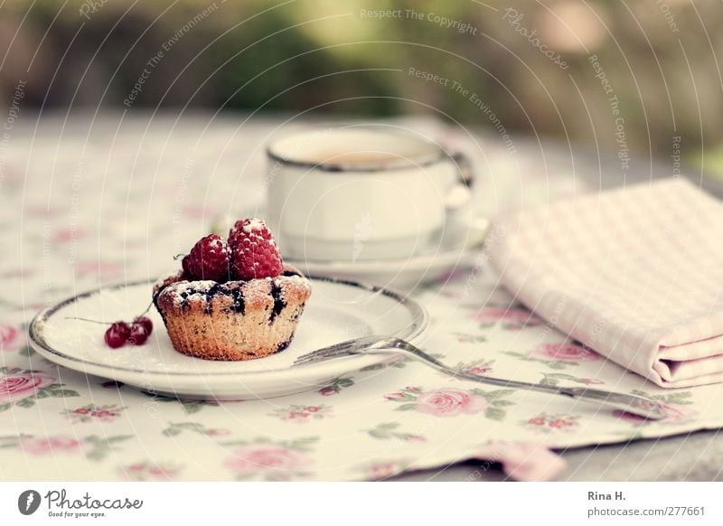 Blaubeer-Marzipan Frucht Teigwaren Backwaren Kuchen Muffin Heißgetränk Kaffee Geschirr Teller Tasse Gabel lecker süß Serviette Tischwäsche Himbeeren Farbfoto