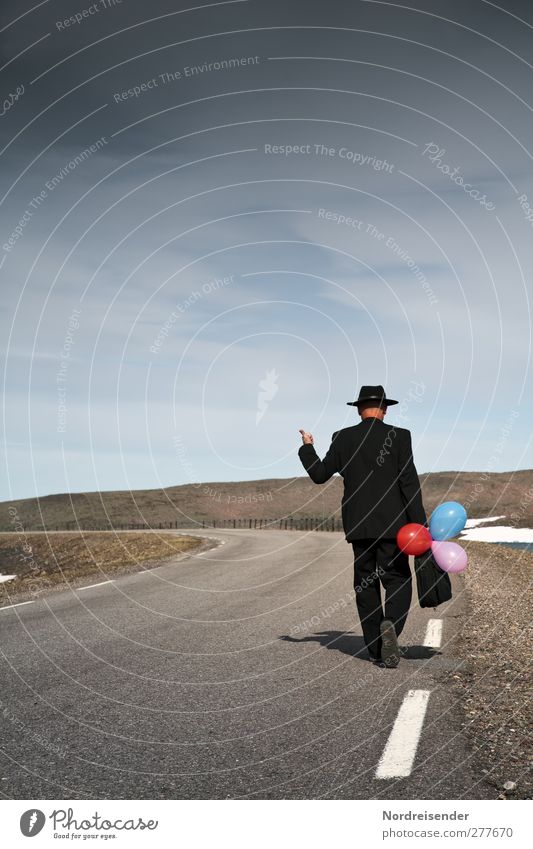 Hochformat Lifestyle Stil Mensch Mann Erwachsene 1 Hügel Berge u. Gebirge Steppe Straßenverkehr Mode Anzug Hut Luftballon laufen elegant Mut Abenteuer Beginn