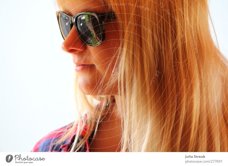 hello feminin Junge Frau Jugendliche Erwachsene Mann Kopf 1 Mensch 18-30 Jahre Hemd Sonnenbrille blond langhaarig Pony beobachten stehen Coolness Gelassenheit