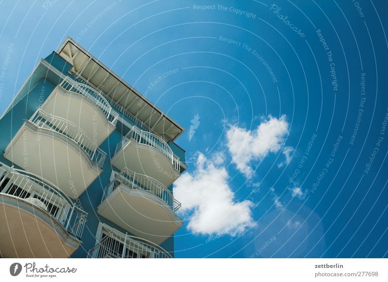 Weitere Balkons Umwelt Natur Himmel Wolken Klima Klimawandel Wetter Schönes Wetter Fischerdorf Kleinstadt Haus Traumhaus Mauer Wand Fenster gut schön Aussicht