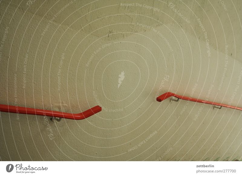 Treppengeländer Menschenleer Haus Mauer Wand gut schön Gefühle aufwärts abwärts Karriere aufsteigen Abstieg Treppenabsatz Farbfoto Gedeckte Farben Innenaufnahme