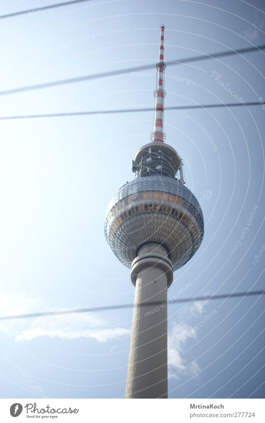 berlin. Berlin Stadt Hauptstadt Stadtzentrum Menschenleer Turm Bauwerk Gebäude Architektur Mauer Wand Fassade Antenne Sehenswürdigkeit Fernsehturm Leben