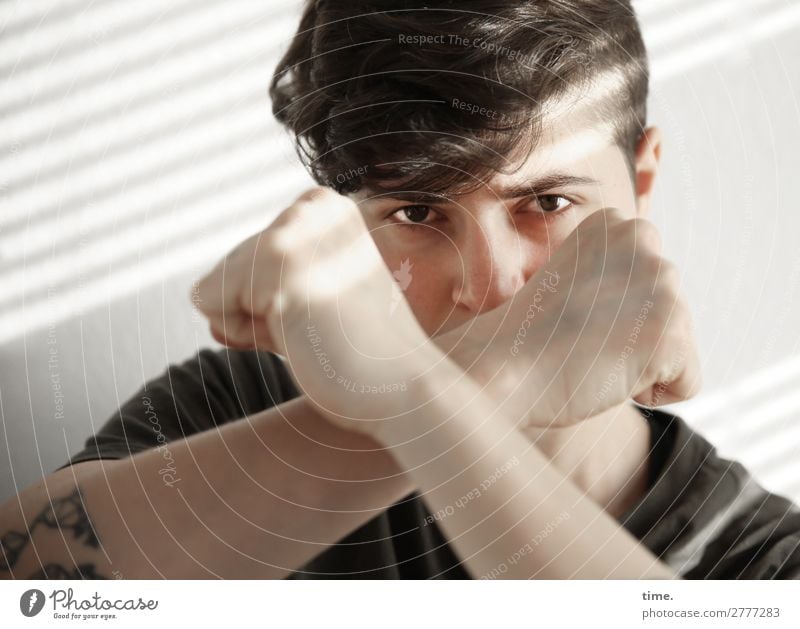 Stella feminin Frau Erwachsene 1 Mensch Hemd brünett kurzhaarig Locken beobachten kämpfen Blick warten Wut Gefühle selbstbewußt Kraft Mut Tatkraft Wachsamkeit