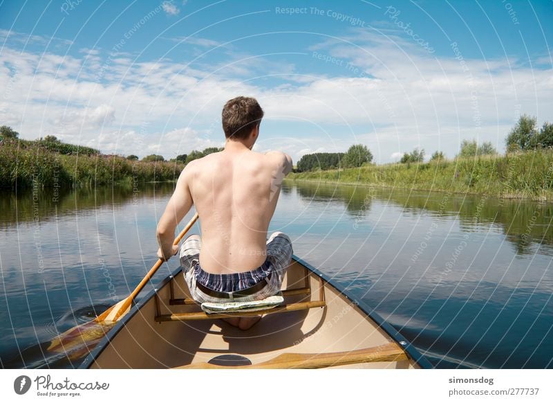 flussabwärts maskulin Junger Mann Jugendliche Leben Rücken 1 Mensch 18-30 Jahre Erwachsene Natur Landschaft Wasser Himmel Wolken Sommer Schönes Wetter Sträucher