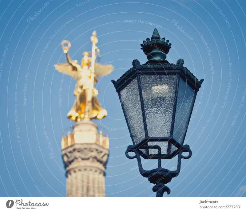 Victory Viktoria Kunstwerk Skulptur Tiergarten Sehenswürdigkeit Denkmal Siegessäule elegant historisch gold Vergangenheit Laterne nebeneinander