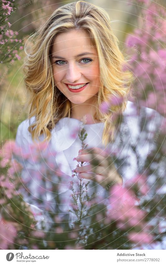 Schönheitsfrau im Garten Frau schön Beautyfotografie Frühling Mädchen Porträt Jugendliche Sommer brünett Model Gesicht Natur Behaarung attraktiv Haut