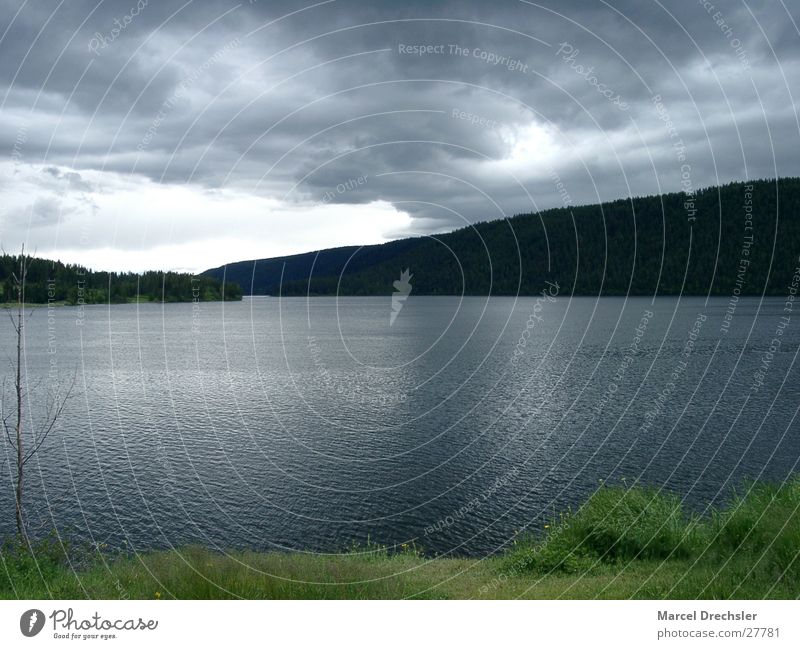 stiller Bergsee See Gebirgssee ruhig dunkel Trauer Teich Wellen Wolken Herbst November September Oktober Berge u. Gebirge Idylle Traurigkeit Wasser Stausee