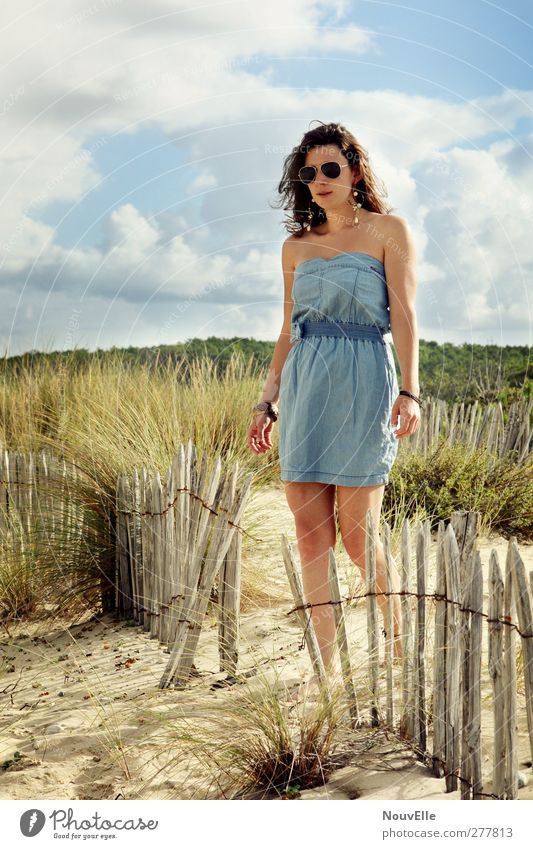 I've been away. feminin Junge Frau Jugendliche Erwachsene 1 Mensch 18-30 Jahre Natur Sommer Sträucher Wildpflanze Küste Meer Atlantik Kleid Ohrringe