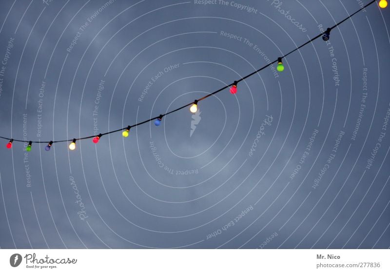 farbfoto Umwelt Himmel Wolken Gewitterwolken Sommer schlechtes Wetter blau gelb grün rot Lampe Lichterkette Sommerfest Biergarten Kabel Beleuchtung