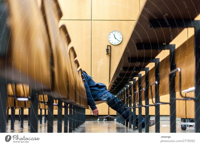 Erschöpft Bildung Erwachsenenbildung Studium lernen Student Hörsaal Mensch maskulin Junger Mann Jugendliche 1 Uhr sitzen Traurigkeit Enttäuschung Erschöpfung