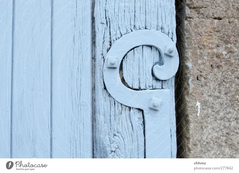 Beschlag Stein Holz Metall alt blau grau Beschläge historisch Tor Tür Schraube Kalkstein Holzbrett Maserung hell-blau Zierde Dekoration & Verzierung haltend