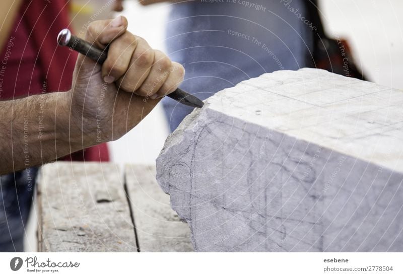 Steinhauen, Handwerker formt Stein kaufen Arbeit & Erwerbstätigkeit Beruf Business Werkzeug Hammer Mensch Mann Erwachsene Kunst Kreativität Tradition