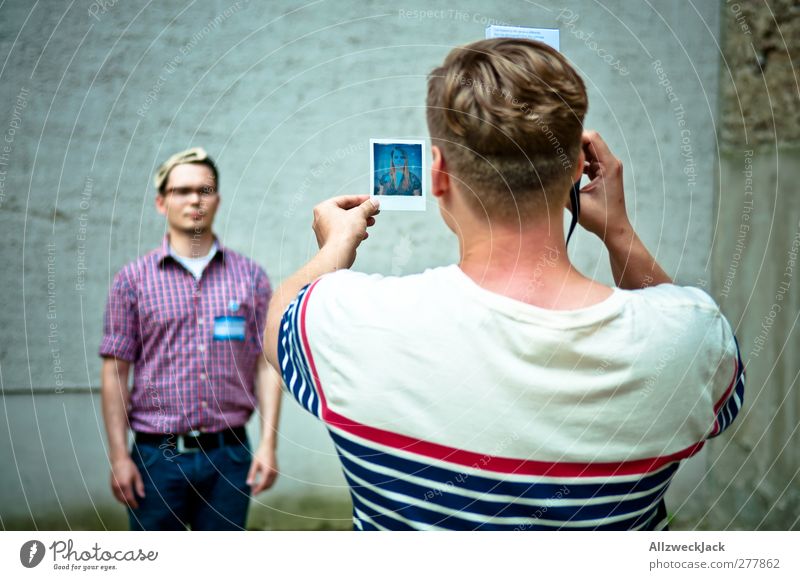 Halb Polaroid, halb Zinnsoldat Fotografieren maskulin Junger Mann Jugendliche Erwachsene Freundschaft 2 Mensch 18-30 Jahre 30-45 Jahre festhalten einzigartig