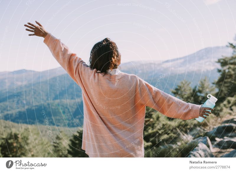 Eine Frau mit einer Flasche in der Hand schaut auf die Landschaft. Getränk Trinkwasser Lifestyle schön Gesundheit Leben Sinnesorgane Freizeit & Hobby