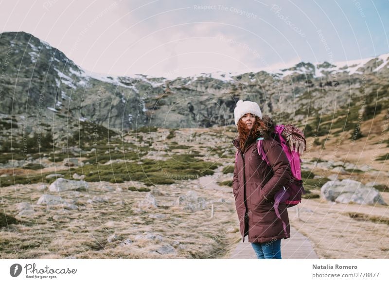 Brünettes Mädchen mit Reiserucksack betrachtet die Landschaft. Lifestyle Leben Freizeit & Hobby Ausflug Abenteuer Freiheit Expedition Berge u. Gebirge wandern