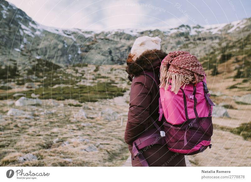 Mädchen mit Rucksack schaut auf den Berg. Lifestyle Wellness Leben Ausflug Abenteuer Freiheit Expedition Berge u. Gebirge wandern Mensch feminin Junge Frau