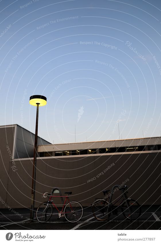 Randerscheinung . . . Umwelt Natur Luft Himmel Wolkenloser Himmel Nachthimmel Sonnenaufgang Sonnenuntergang Schönes Wetter Berlin Stadt Parkhaus Gebäude Mauer