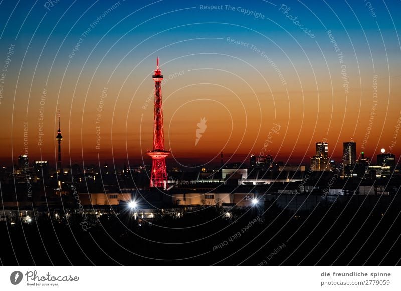 Morgendämmerung über Berlin Landschaft Wolkenloser Himmel Sonnenaufgang Sonnenuntergang Winter Schönes Wetter Deutschland Europa Hauptstadt Stadtzentrum Skyline